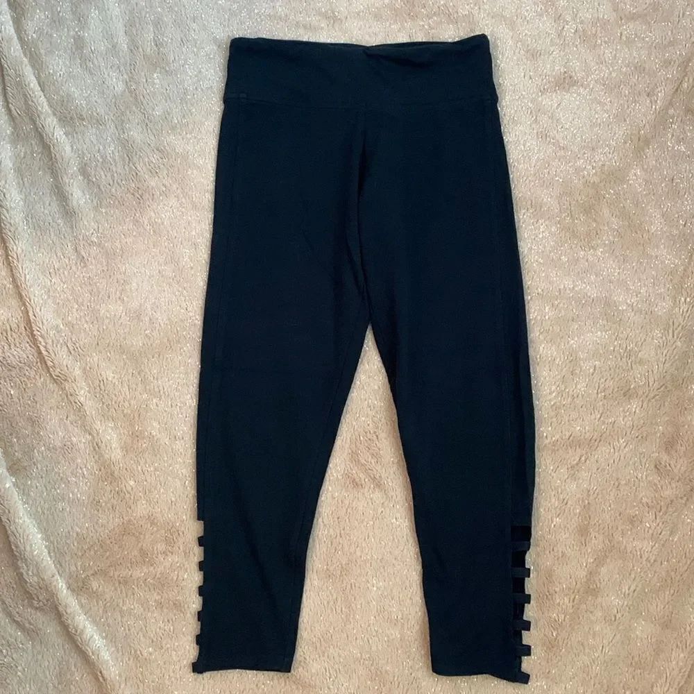 Victoria’s Secret Sport Capri w/ cutouts Leggings Pants S Black